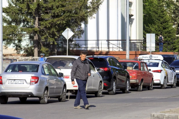 Первые большие пробки в Барнауле после закрытия моста на Новом рынке. Май 2022 года.