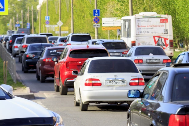 Первые большие пробки в Барнауле после закрытия моста на Новом рынке. Май 2022 года.