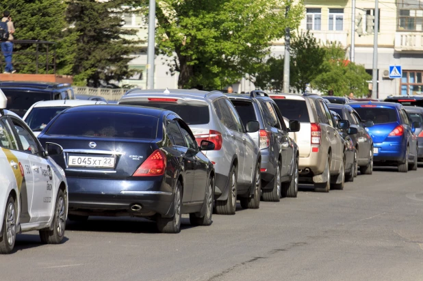 Первые большие пробки в Барнауле после закрытия моста на Новом рынке. Май 2022 года.