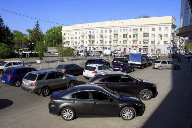 Первые большие пробки в Барнауле после закрытия моста на Новом рынке. Май 2022 года.