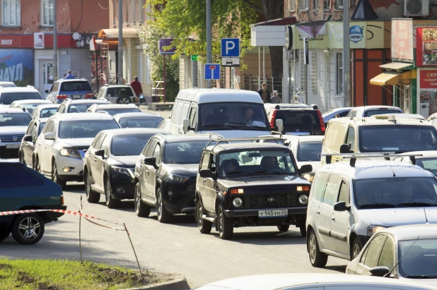 Первые большие пробки в Барнауле после закрытия моста на Новом рынке. Май 2022 года.