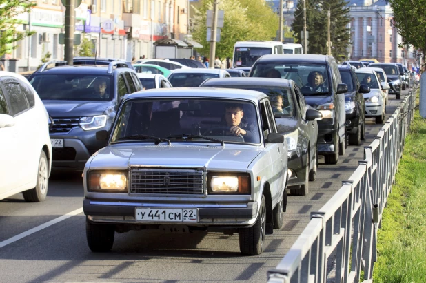 Первые большие пробки в Барнауле после закрытия моста на Новом рынке. Май 2022 года.