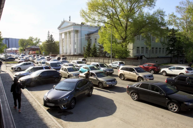 Первые большие пробки в Барнауле после закрытия моста на Новом рынке. Май 2022 года.