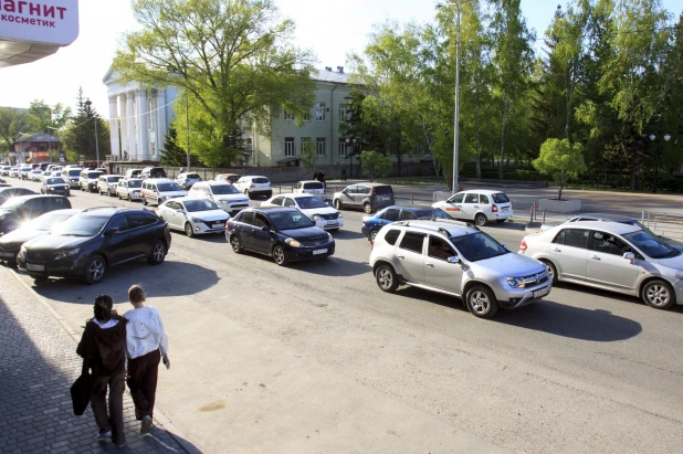 Первые большие пробки в Барнауле после закрытия моста на Новом рынке. Май 2022 года.