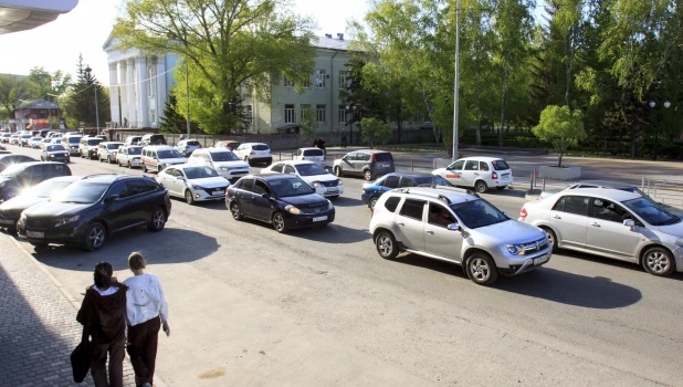 Первые большие пробки в Барнауле после закрытия моста на Новом рынке. Май 2022 года.