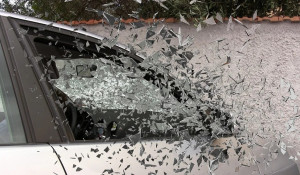 Машина, автомобиль, разбитое стекло.