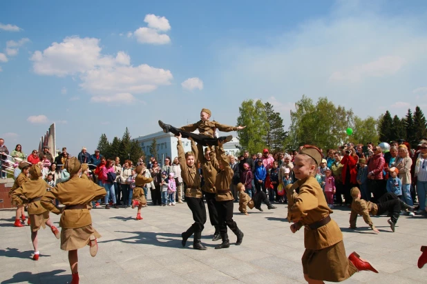 Праздничный концерт на пл. Сахарова в Барнауле.