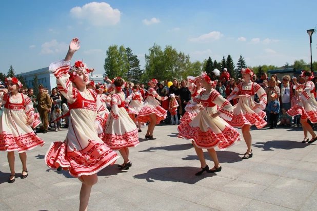 Праздничный концерт на пл. Сахарова в Барнауле.