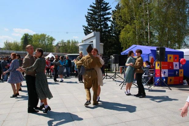 Праздничный концерт на пл. Сахарова в Барнауле.