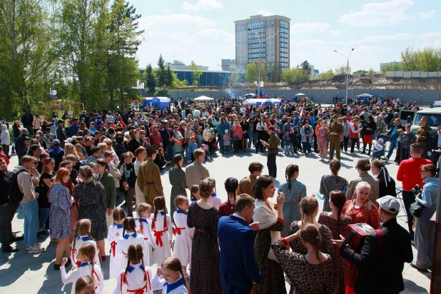 Праздничный концерт на пл. Сахарова в Барнауле.