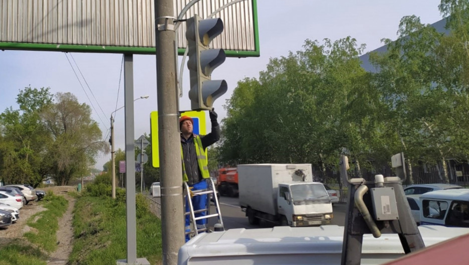 Новый светофор установят из-за интенсивного потока на пр. Калинина в Барнауле
