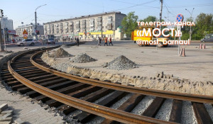 На разворотном трамвайном кольце на Новом рынке в Барнауле положили рельсы