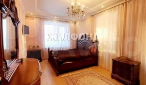"Антикварная" квартира с новой и "очень дорогой" мебелью продается в Индустриальном районе за 8,75 млн рублей. 
