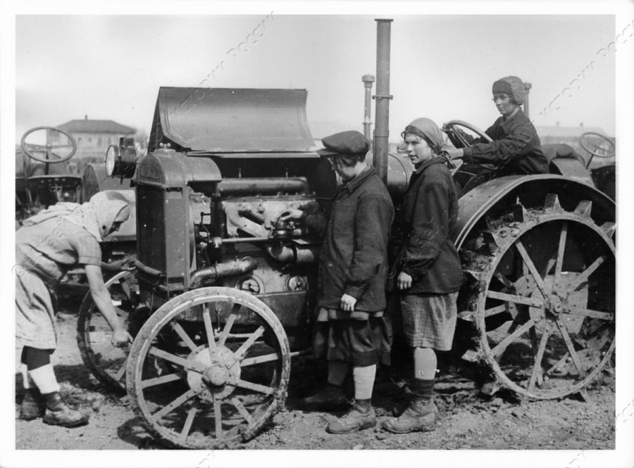 Колхозницы в начале 1930-х годов.