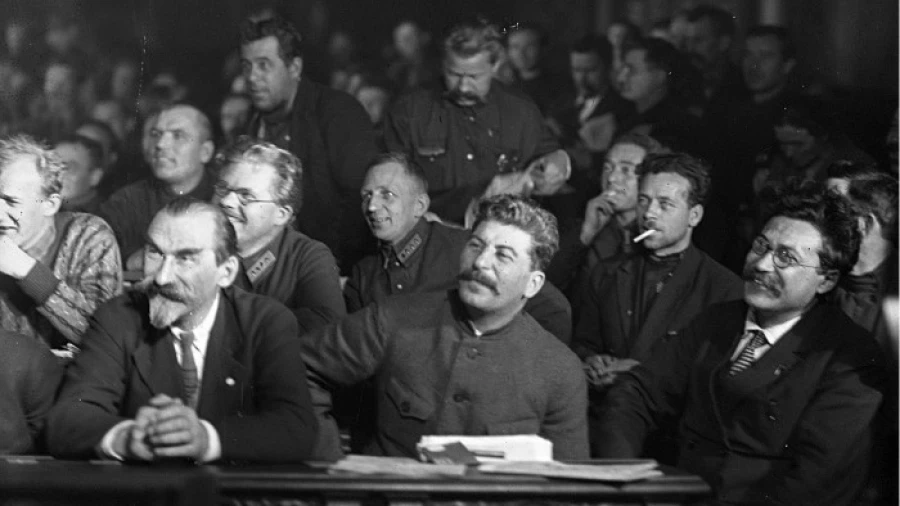 Сталин (в центре).