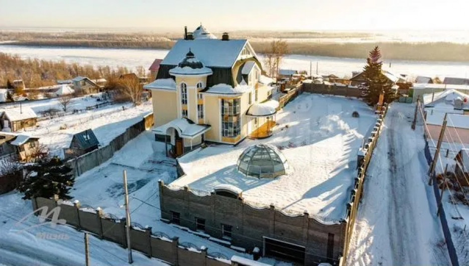 Бронебойный коттедж с видом на Обь продается в Барнауле за 49,99 млн рублей.
