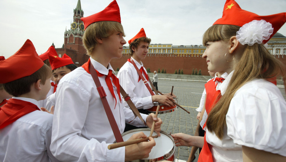 В форму российских школьников предлагают вернуть аналог пионерского галстука