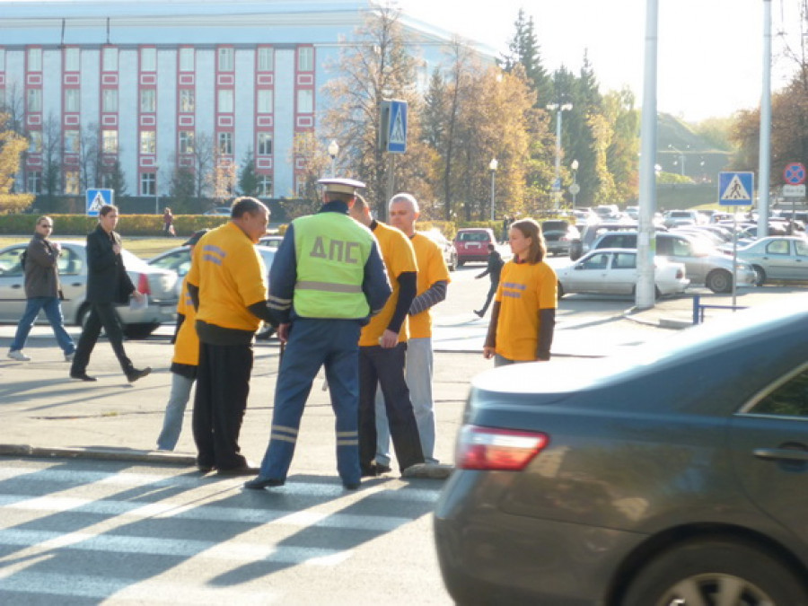 Обманутые дольщики препятствовали движению на проспекте Ленина в Барнауле.