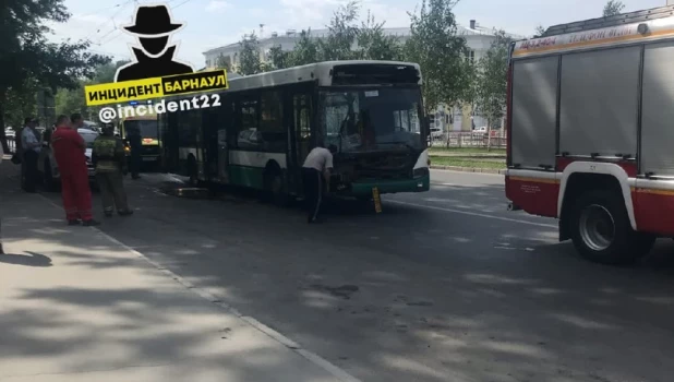 В центре Барнаула произошло ДТП с участием автобуса