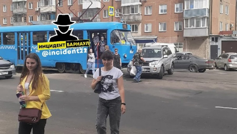 С почином. "Собянинский" трамвай попал в свое первое ДТП в Барнауле