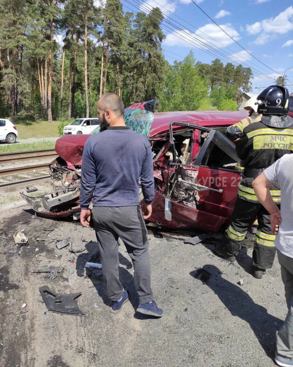 Машины разбились в хлам на встречной полосе в Барнауле