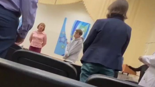 Российская учительница заставила школьника извиняться на коленях.