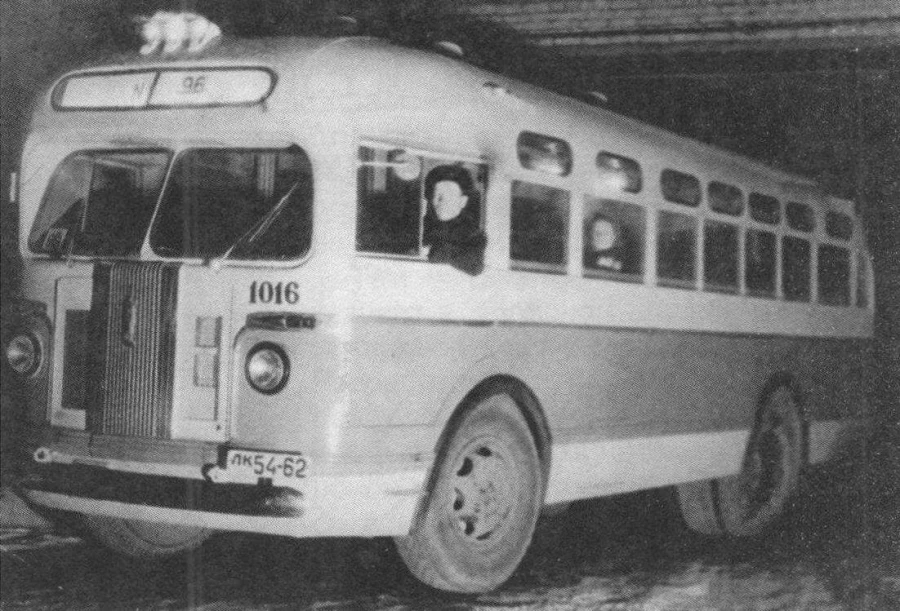 Автобус ЗИС-155. Ленинград. 1957 г. Его аналоги ездили в это время и в Барнауле.