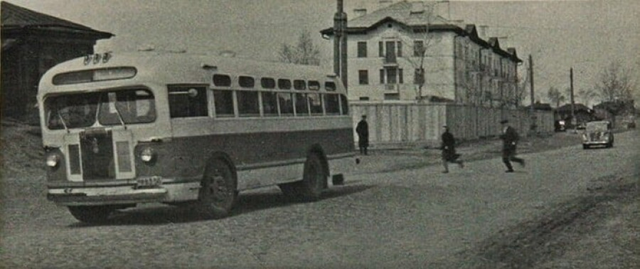 Рейсовый автобус на пр. Ленина. 1953 г.