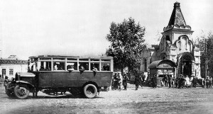 Стоянка первых автобусов на пл. Республики (ныне пл. Свободы) возле часовни (снесена в 1930-е гг.).