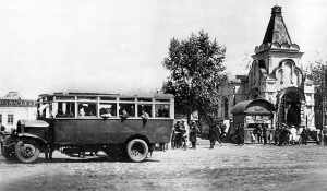 Стоянка первых автобусов на пл. Республики (ныне пл. Свободы) возле часовни (снесена в 1930-е гг.).