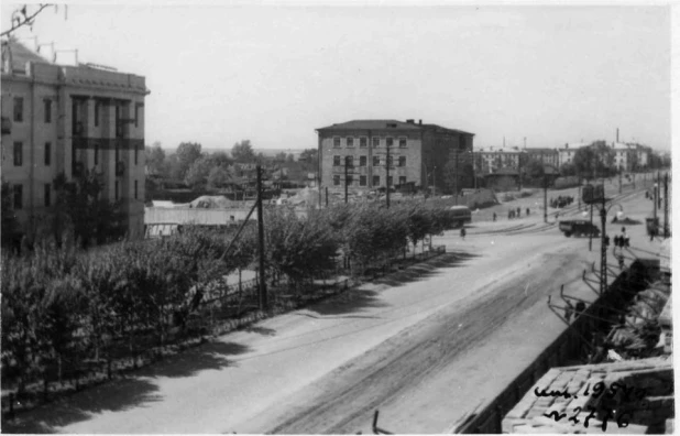 Вид на пл. Сталина (Октября) со стороны перекрестка Ленина и Брестской. 1953 год.