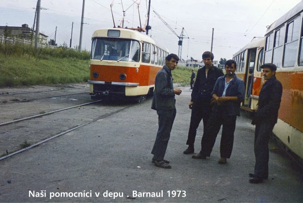 Советские рабочие помогают чешским специалистам налаживать работу Татры. 1973 г.