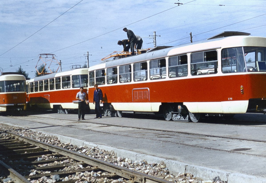 Чешские специалисты помогают налаживать работу трамваев Татра. 1973 г.