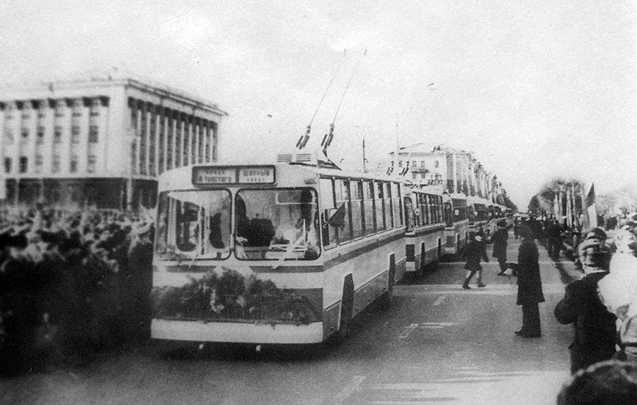 Новые троллейбусы на пл. Советов перед отправкой в первый рейс с пассажирами.