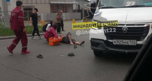 Маршрутка сбила пешехода у ТЦ GALAXY в Барнауле