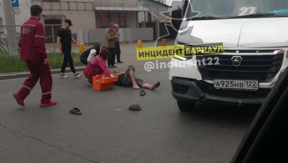 Маршрутка сбила пешехода у ТЦ GALAXY в Барнауле (обновлено)