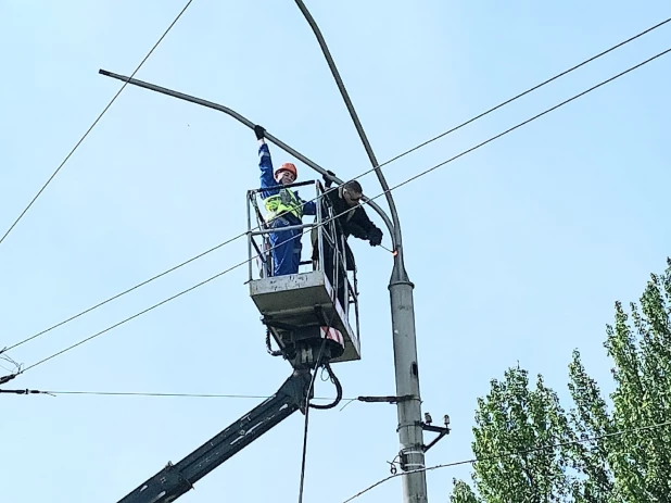 На мосту в районе Нового рынка начался демонтаж.