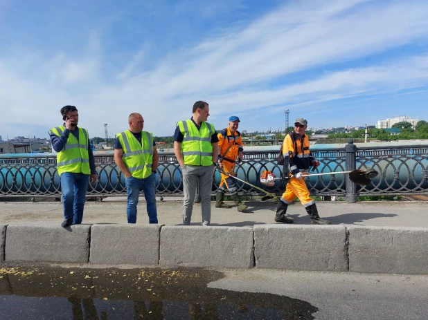 На мосту в районе Нового рынка начался демонтаж.