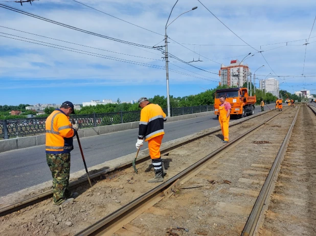 На мосту в районе Нового рынка начался демонтаж.