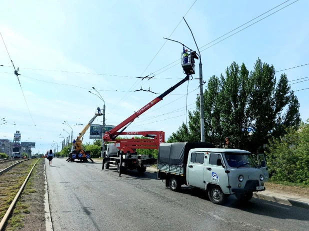 На мосту в районе Нового рынка начался демонтаж.