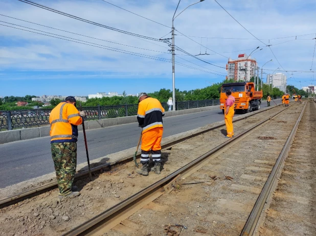 На мосту в районе Нового рынка начался демонтаж.