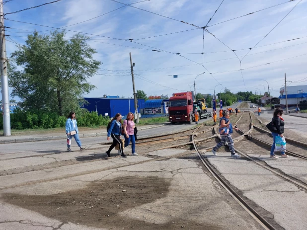 На мосту в районе Нового рынка начался демонтаж.