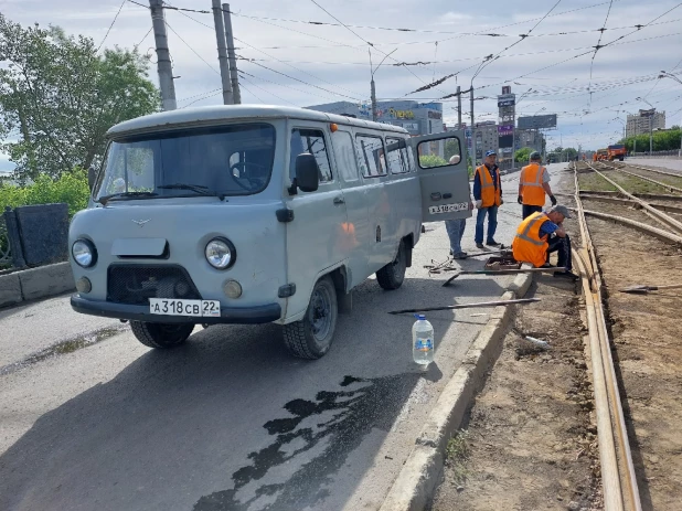 На мосту в районе Нового рынка начался демонтаж.