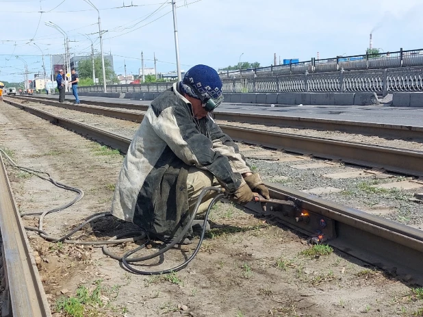 На мосту в районе Нового рынка начался демонтаж.