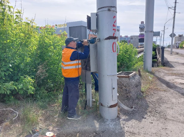 На мосту в районе Нового рынка начался демонтаж.