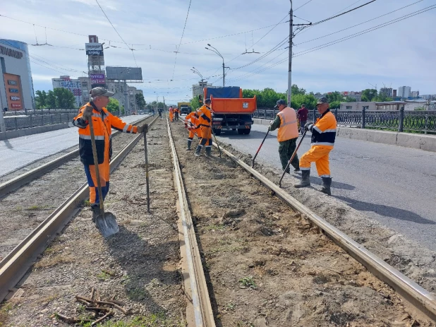 На мосту в районе Нового рынка начался демонтаж.