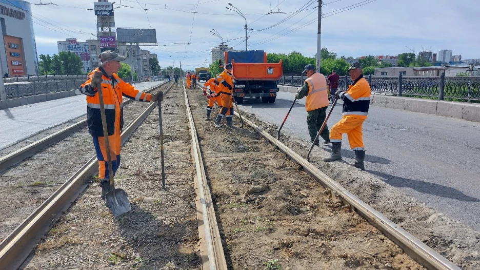 На мосту в районе Нового рынка начался демонтаж.