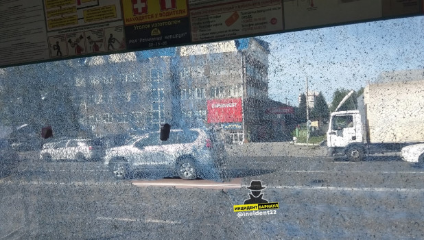 Неизвестный выстрелил в окно автобуса в Барнауле