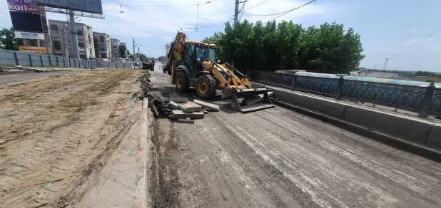 С моста на Новом рынке в Барнауле сняли асфальт