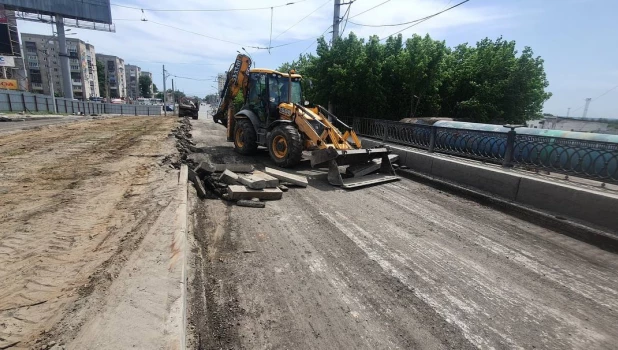 С моста на Новом рынке в Барнауле сняли асфальт